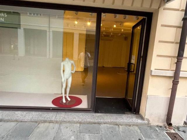 Locale Commerciale in vendita a Suzzara, Lombardia