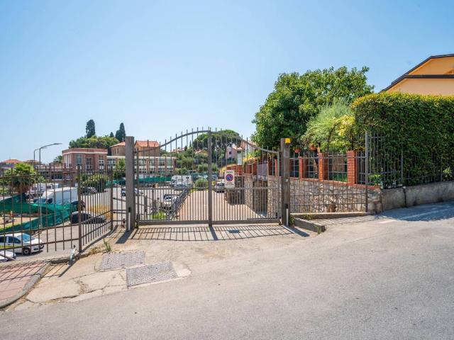 Locale Commerciale in vendita a Taggia, Liguria