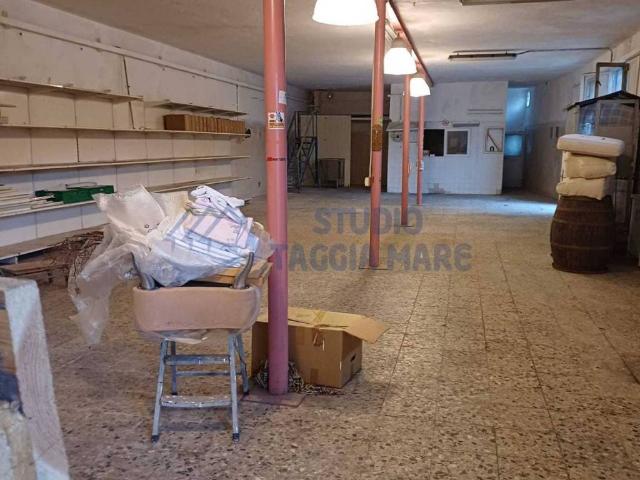 Locale Commerciale in vendita a Taggia
