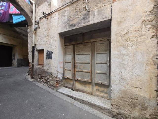 Locale Commerciale in vendita a Taggia