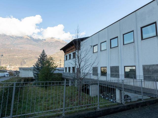 Locale Commerciale in vendita a Talamona, Lombardia