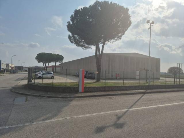 Locale Commerciale in vendita a Talmassons, Friuli-Venezia Giulia