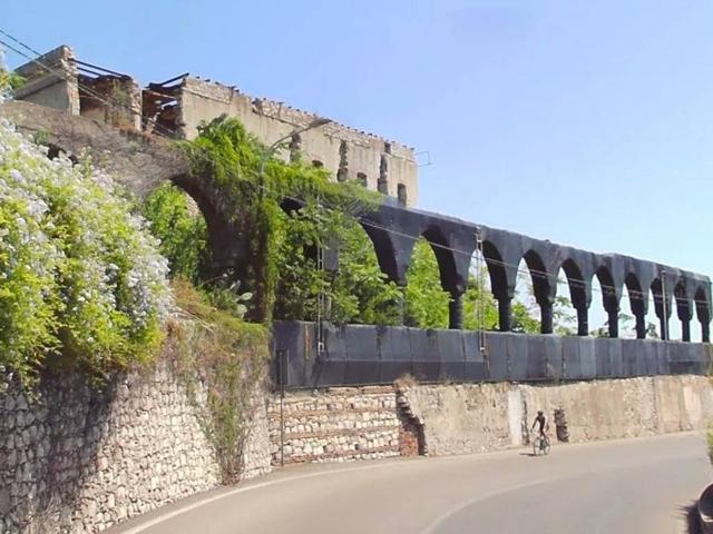 Locale Commerciale in vendita a Taormina, Sicilia