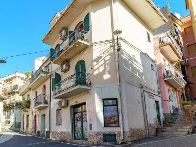 Locale Commerciale in vendita a Taormina, Sicilia