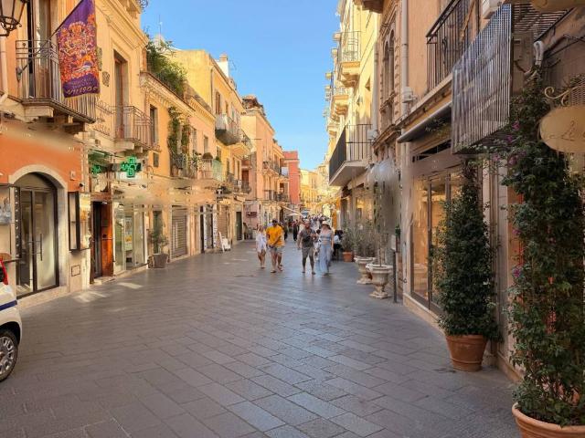 Locale Commerciale in vendita a Taormina, Sicilia