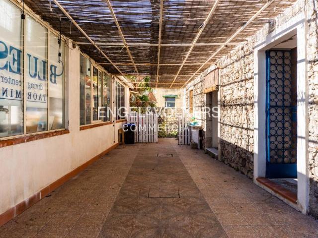 Locale Commerciale in vendita a Taormina, Sicilia