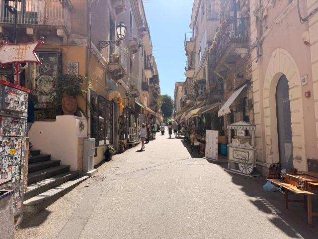 Locale Commerciale in vendita a Taormina, Sicilia