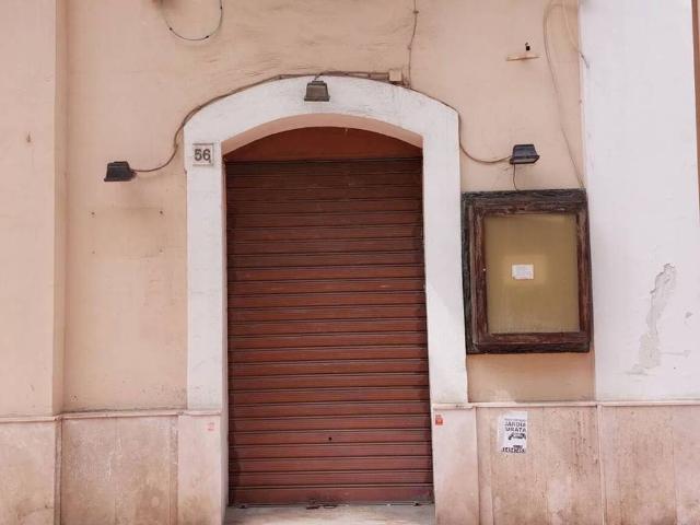 Locale Commerciale in vendita a Puglia, Taranto