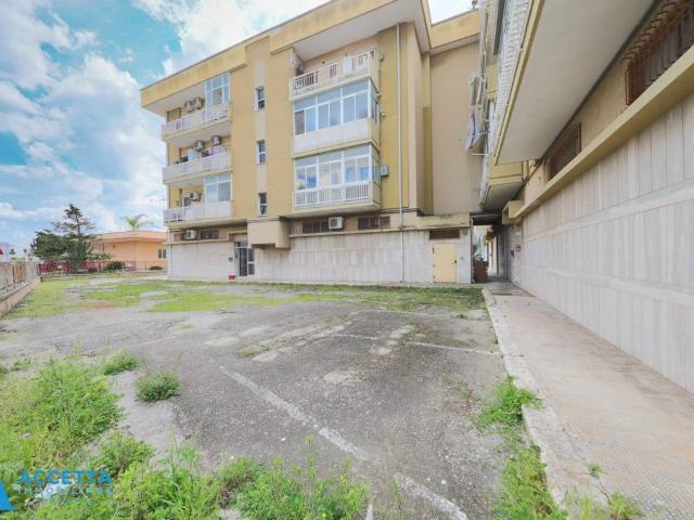 Locale Commerciale in vendita a Puglia, Taranto