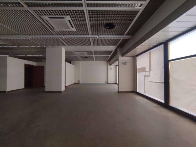 Locale Commerciale in vendita a Puglia, Taranto