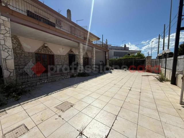 Locale Commerciale in vendita a Lama, Puglia