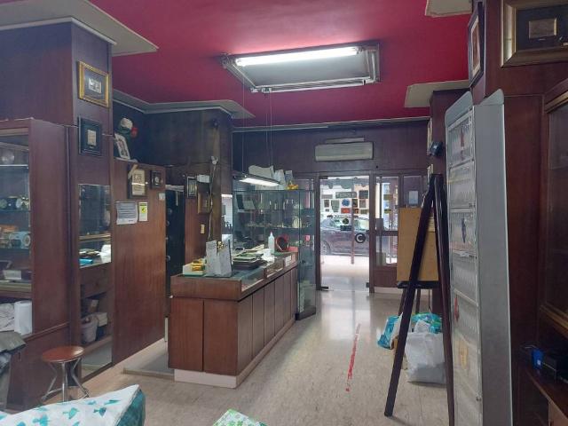 Locale Commerciale in vendita a Puglia, Taranto