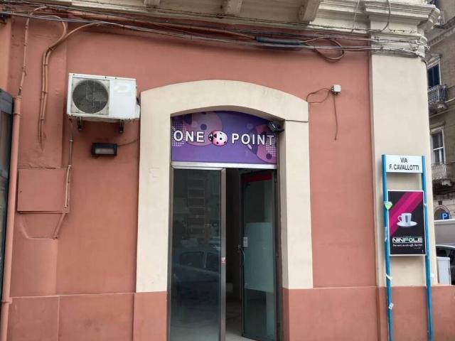 Locale Commerciale in vendita a Puglia, Taranto