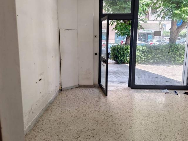Locale Commerciale in vendita a Puglia, Taranto