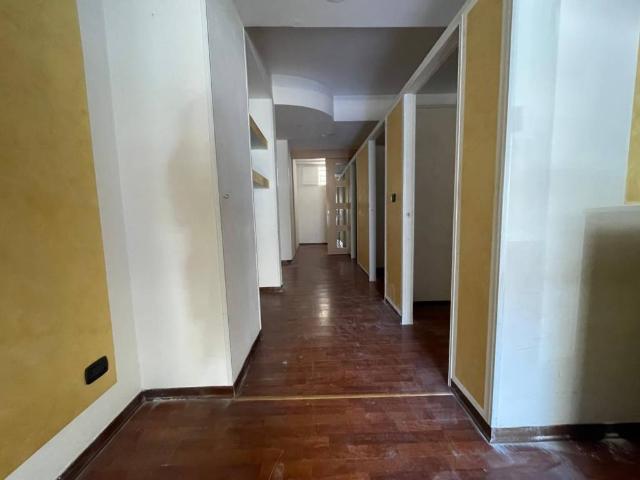 Locale Commerciale in vendita a Puglia, Taranto