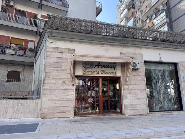 Locale Commerciale in vendita a Puglia, Taranto