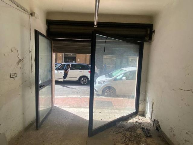 Locale Commerciale in vendita a Puglia, Taranto