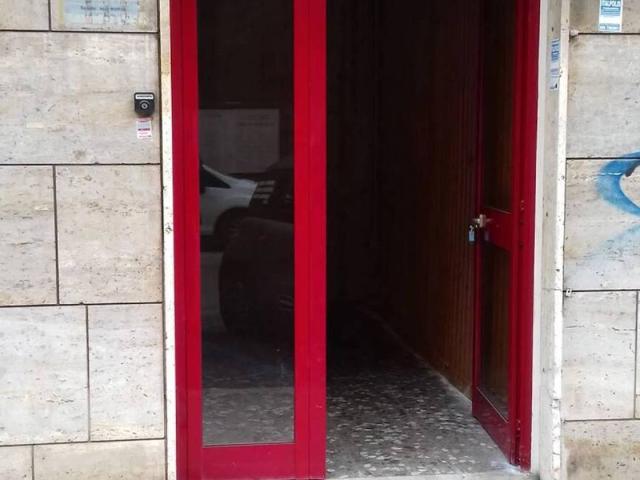 Locale Commerciale in vendita a Puglia, Taranto