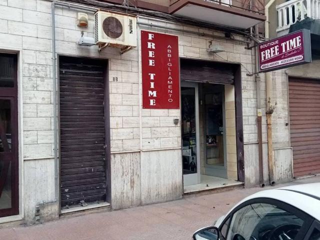 Locale Commerciale in vendita a Puglia, Taranto