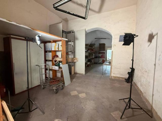 Locale Commerciale in vendita a Puglia, Taranto