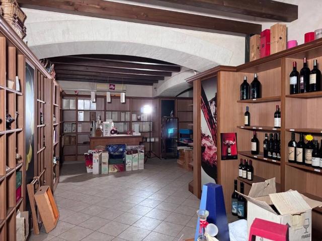 Locale Commerciale in vendita a Puglia, Taranto