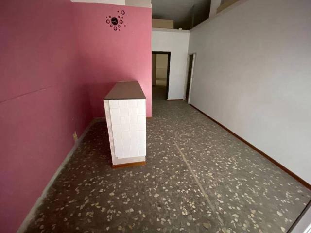 Locale Commerciale in vendita a Puglia, Taranto