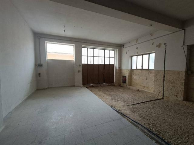 Locale Commerciale in vendita a Puglia, Lecce