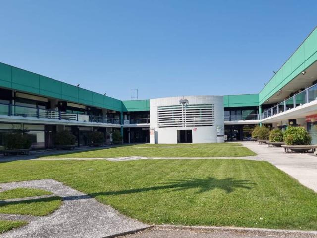Locale Commerciale in vendita a Molin Nuovo, Tavagnacco
