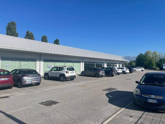 Locale Commerciale in vendita a Tavagnacco, Friuli-Venezia Giulia
