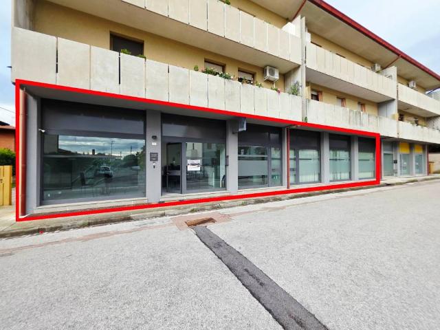 Locale Commerciale in vendita a Tavagnacco, Friuli-Venezia Giulia