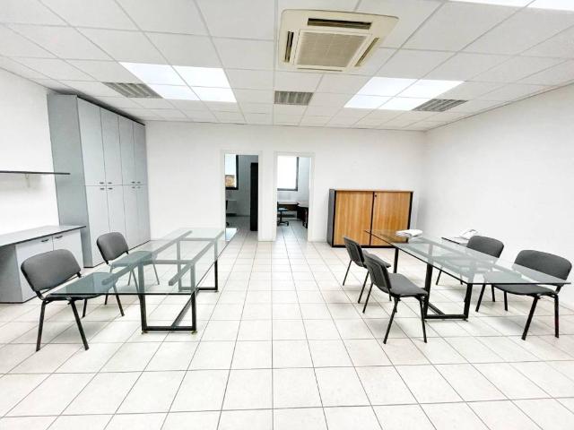 Locale Commerciale in vendita a Tavagnacco, Friuli-Venezia Giulia
