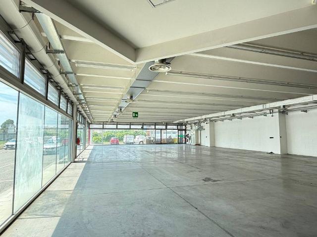 Locale Commerciale in vendita a Tavagnacco, Friuli-Venezia Giulia