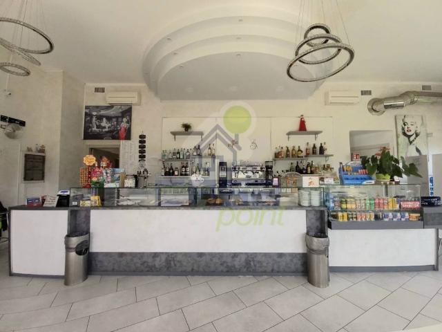 Locale Commerciale in vendita a Tavazzano, Tavazzano Con Villavesco