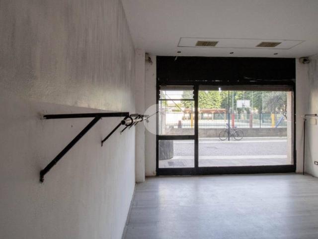 Locale Commerciale in vendita a Tavazzano, Tavazzano Con Villavesco