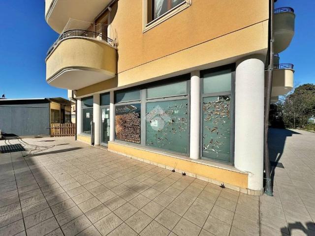Locale Commerciale in vendita a Il Ghetto, Marche