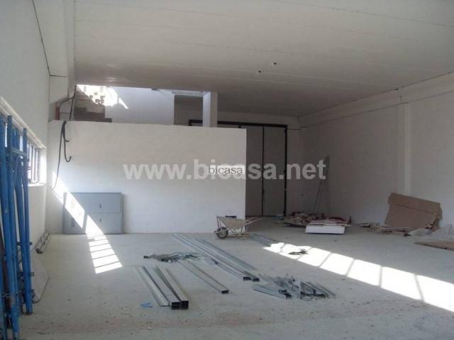 Locale Commerciale in vendita a Pirano, Marche