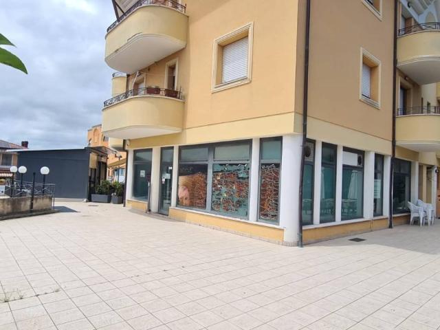 Locale Commerciale in vendita a Il Ghetto, Marche