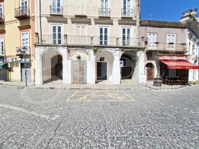 Locale Commerciale in vendita a Teano