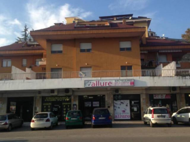 Locale Commerciale in vendita a Villa Pavone, Teramo