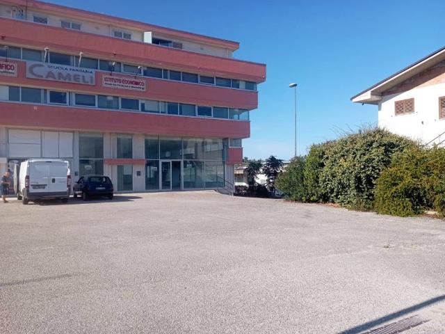 Locale Commerciale in vendita a Piano d'Accio, Teramo