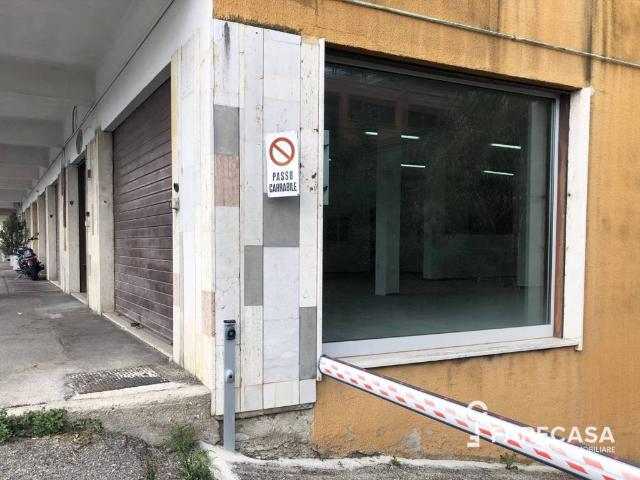 Locale Commerciale in vendita a Gammarana, Teramo