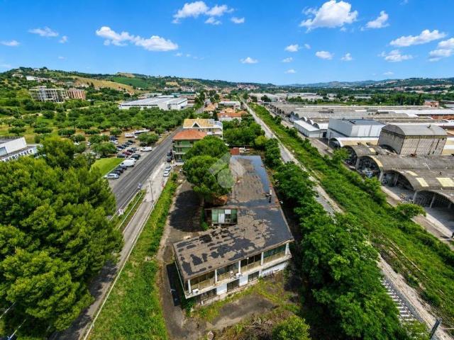 Locale Commerciale in vendita a Teramo, Abruzzo