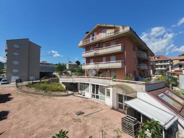 Locale Commerciale in vendita a Gammarana, Teramo
