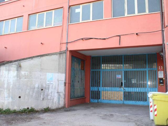 Locale Commerciale in vendita a Scapriano, Teramo