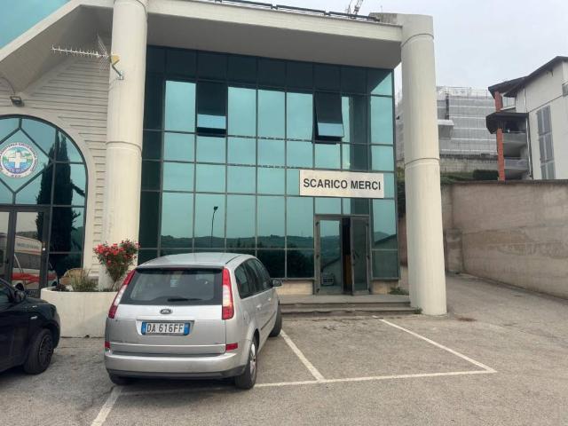 Locale Commerciale in vendita a Gammarana, Teramo