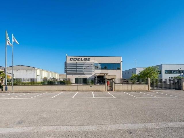 Locale Commerciale in vendita a Termoli, Molise