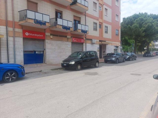 Locale Commerciale in vendita a Termoli, Molise