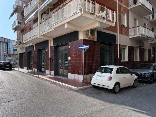 Locale Commerciale in vendita a Termoli, Molise