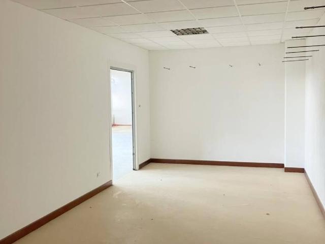 Locale Commerciale in vendita a Terni, Umbria