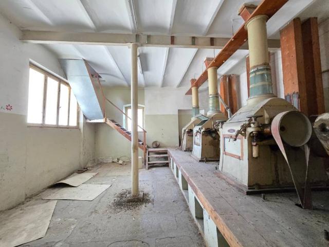 Locale Commerciale in vendita a Cospea, Terni